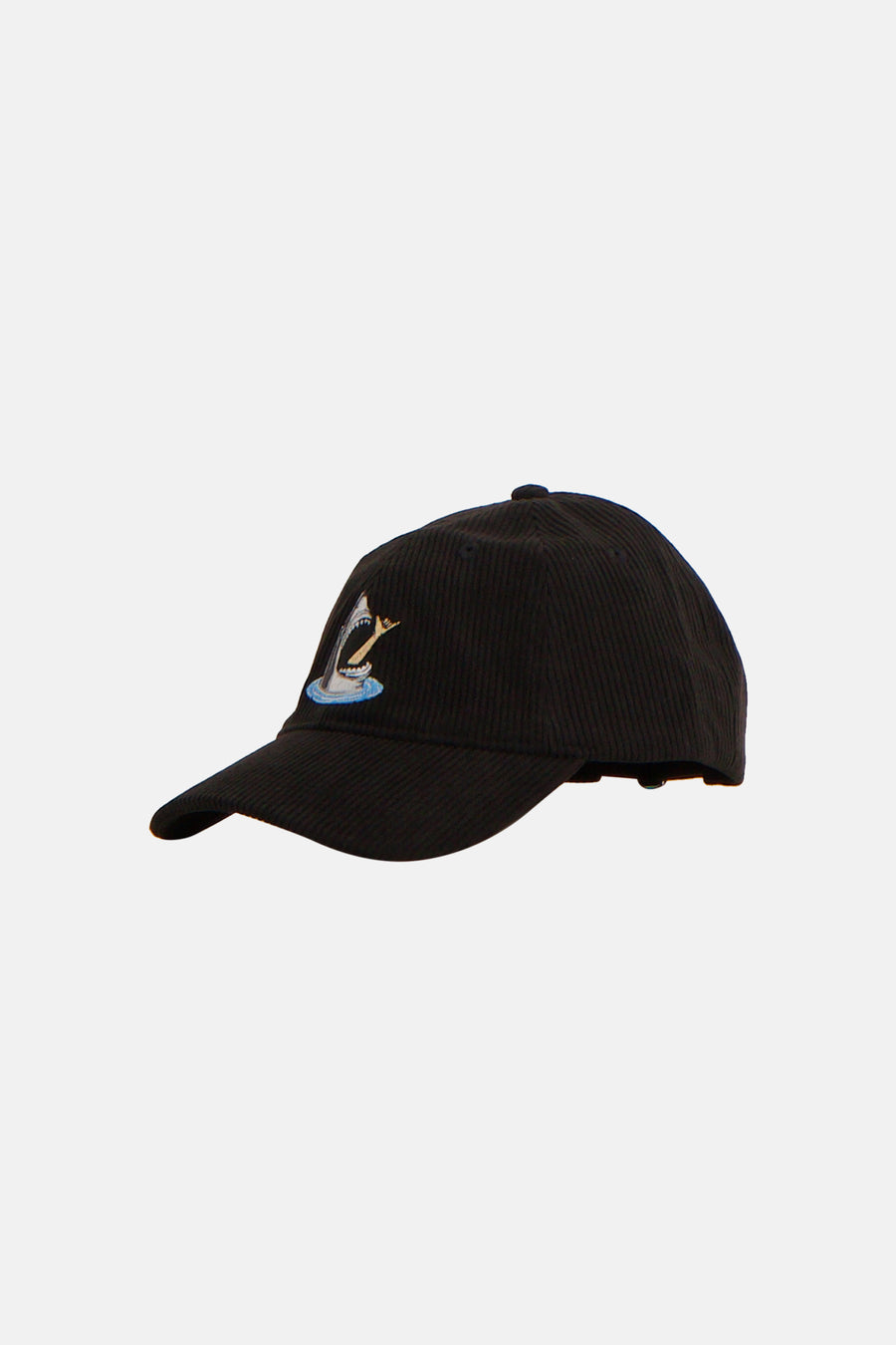 Casquette noire LAKOR avec motif de requin brodé et texture côtelée.