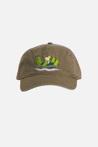 Casquette verte de LAKOR, avec une image brodée d'un crocodile dans un petit bateau avec un cocktail.