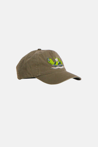 Casquette verte de LAKOR avec image brodée et visière à coutures, sur fond blanc.