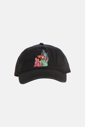 Casquette noire LAKOR avec broderie d'un poisson-clown et de récifs coralliens.