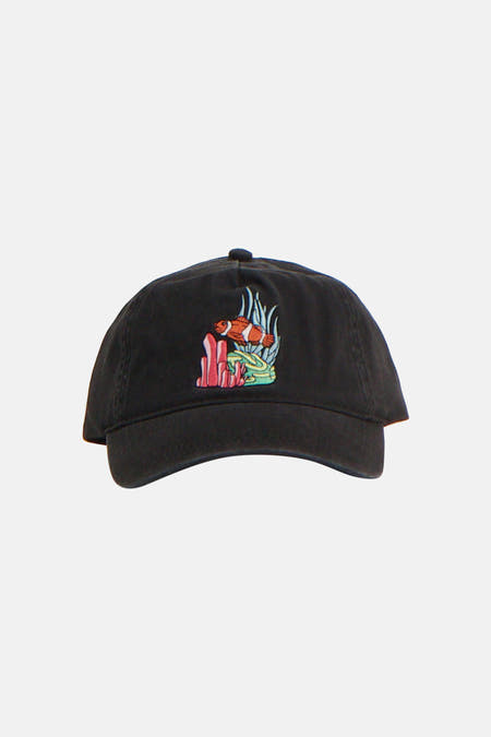 Casquette noire LAKOR avec broderie d'un poisson-clown et de récifs coralliens.