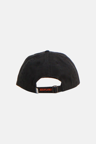 Casquette noire LAKOR avec texte "EXPLORE" brodé sur la sangle réglable à l'arrière.