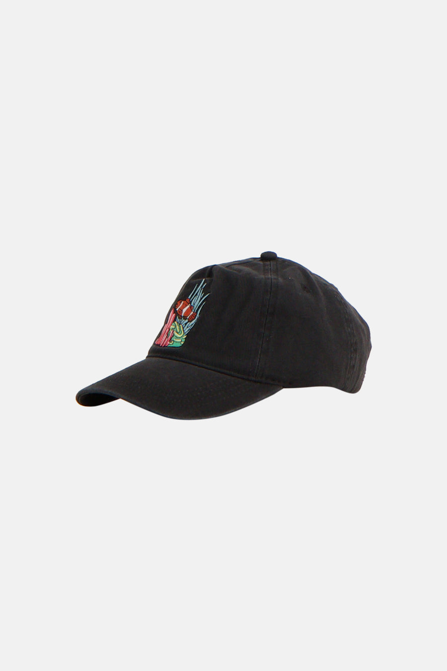 Casquette noire de LAKOR, avec poissons et plantes brodés sur le devant, en vue latérale.