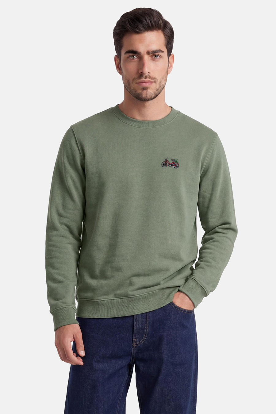 Groene sweater met ronde hals van LAKOR, met geborduurde rode bromfiets.