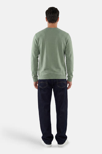 Pull vert LAKOR, dos, porté avec un jean foncé et des baskets blanches.