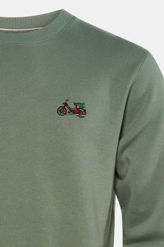 Pull vert de LAKOR avec un cyclomoteur rouge brodé, un col et des poignets côtelés.
