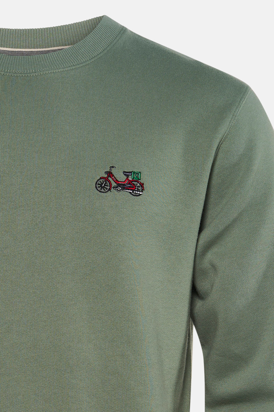 Pull vert de LAKOR avec un cyclomoteur rouge brodé, un col et des poignets côtelés.