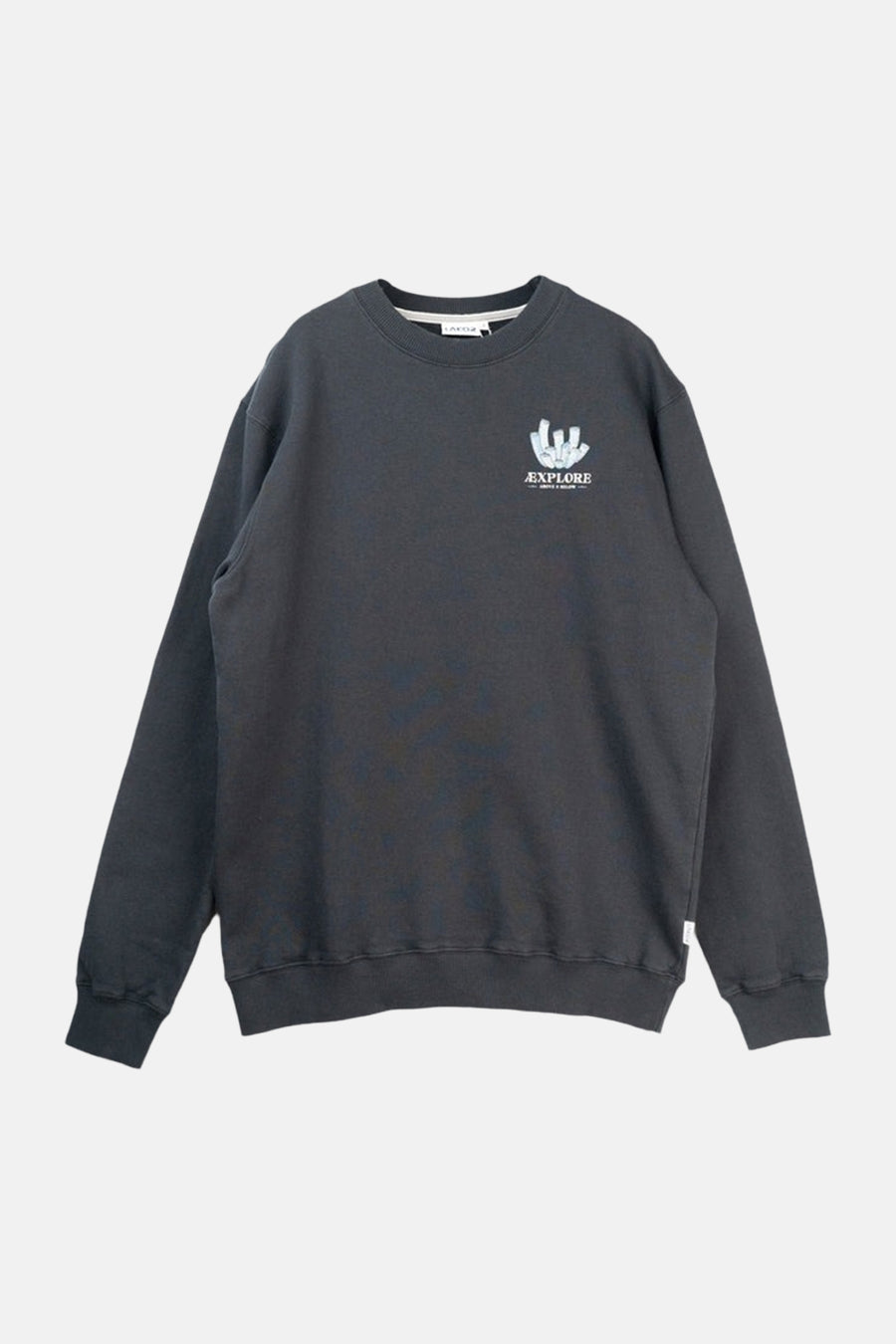 Sweat-shirt noir de LAKOR, avec un imprimé de récifs coralliens et le texte "Explore Above & Below" dans le dos, avec une casquette jaune.