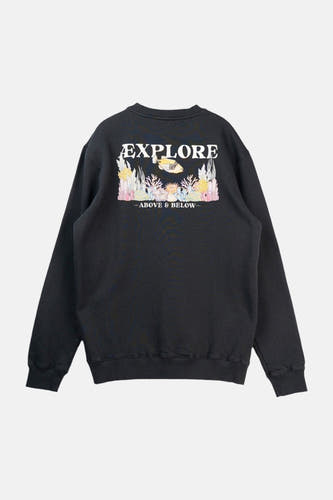 Sweat-shirt noir de LAKOR, avec un imprimé de récif corallien et le texte "Explore Above & Below" dans le dos.