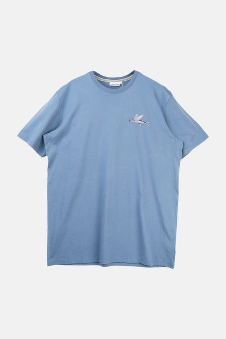 T-shirt bleu de LAKOR, avec un imprimé graphique d'un poisson volant dans un cadre ovale.