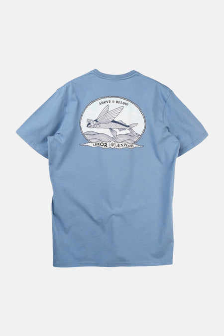 T-shirt bleu LAKOR à manches courtes avec un imprimé graphique au dos.