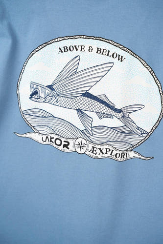 Blauw T-shirt van LAKOR, met een grafische print van een vliegende vis in een ovale lijst.