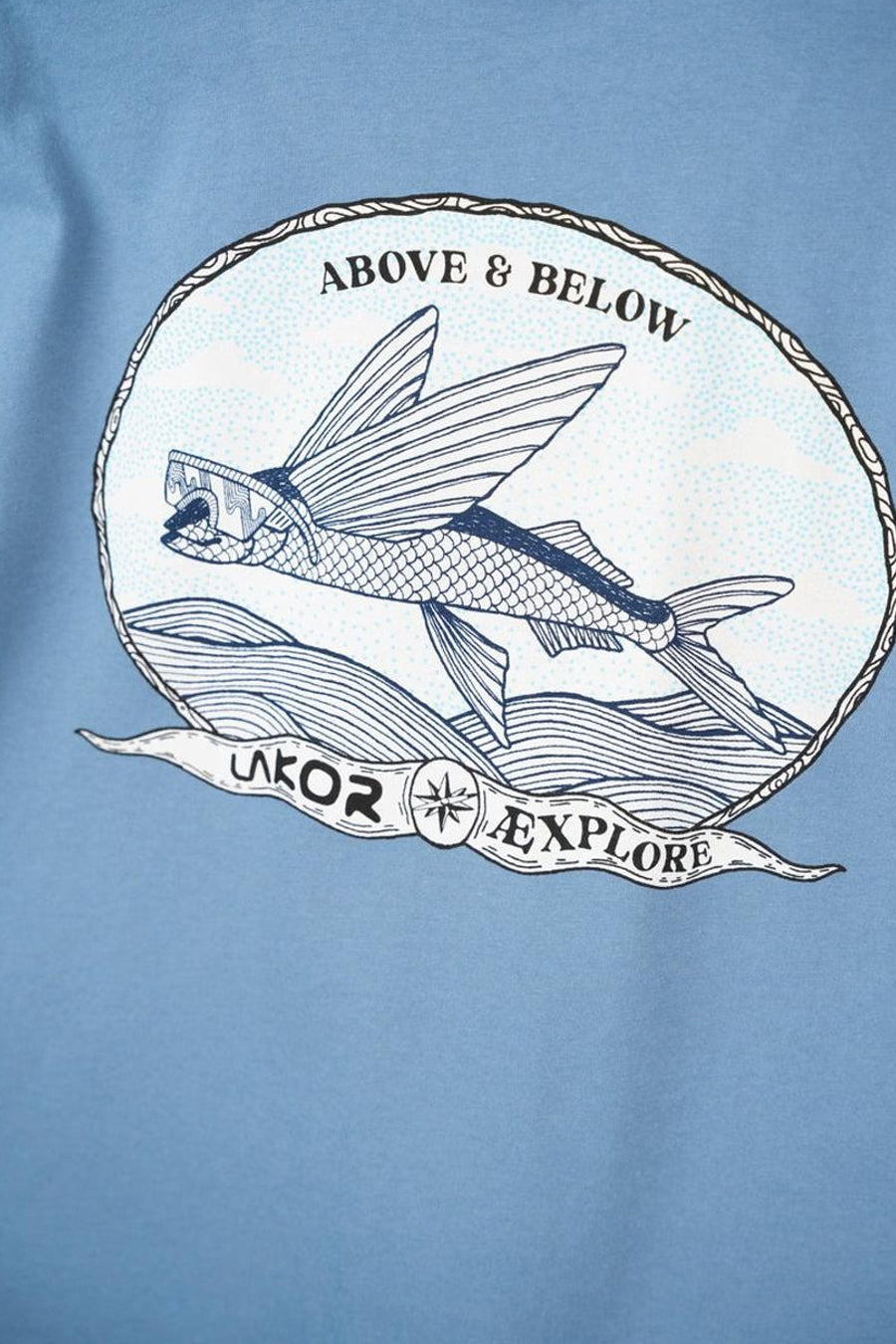 Blauw T-shirt van LAKOR, met een grafische print van een vliegende vis in een ovale lijst.