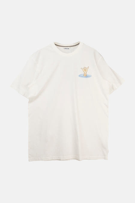 T-shirt blanc LAKOR, avec une illustration d'un requin mordant un bras tatoué.