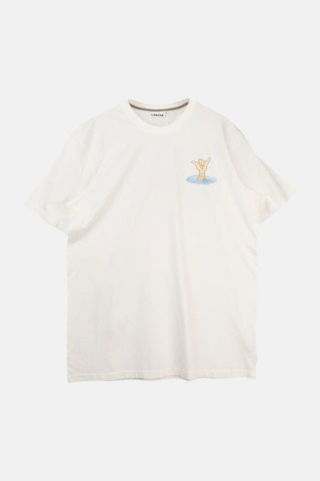 T-shirt blanc LAKOR, avec une illustration d'un requin mordant un bras tatoué.