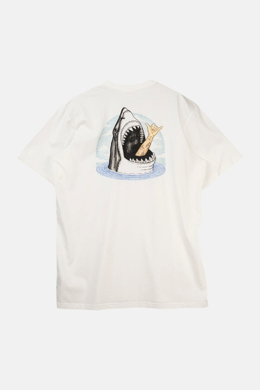 T-shirt blanc LAKOR avec un imprimé de requin tenant une main dans sa gueule au dos.