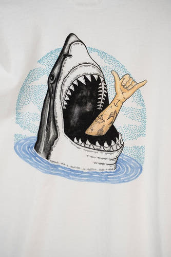 Wit T-shirt van LAKOR, met een illustratie van een haai die een arm met tatoeages bijt.