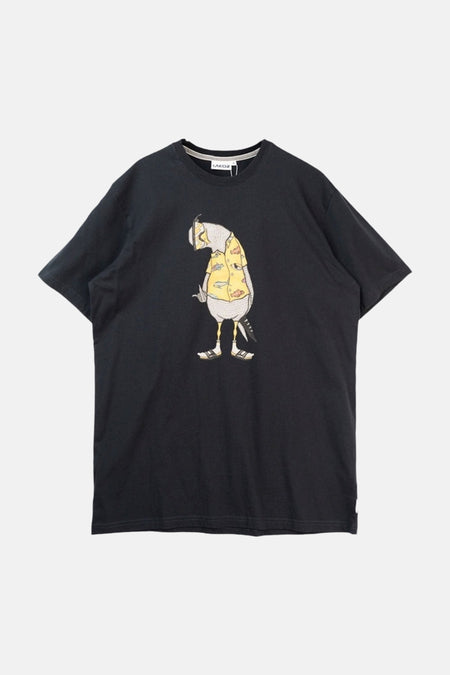 T-shirt noir à manches courtes de LAKOR, vu de dos, porté avec un pantalon vert.