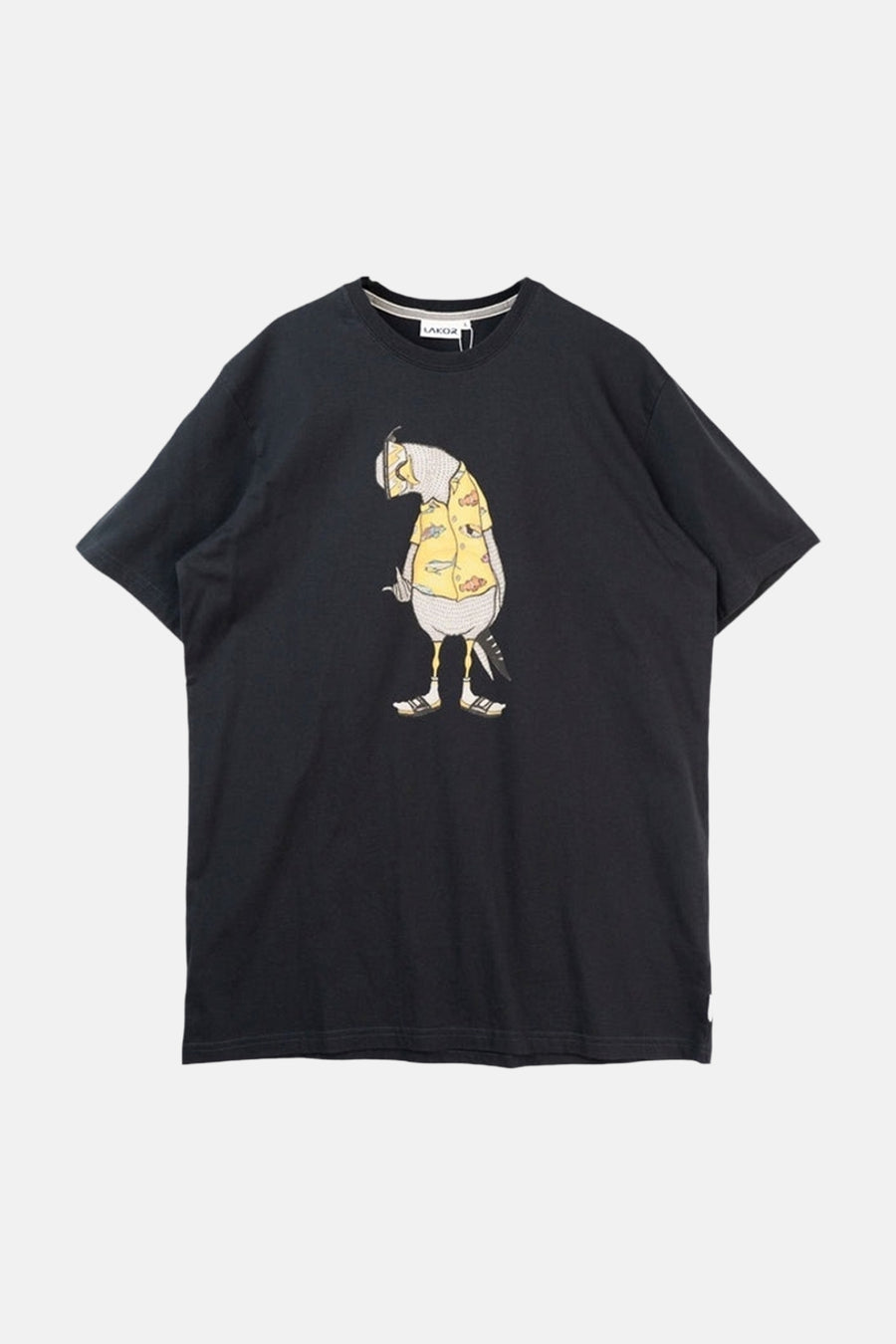 T-shirt noir à manches courtes de LAKOR, vu de dos, porté avec un pantalon vert.