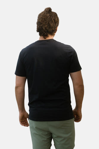Zwart T-shirt met korte mouwen van LAKOR, gezien van achteren, gedragen met een groene broek.
