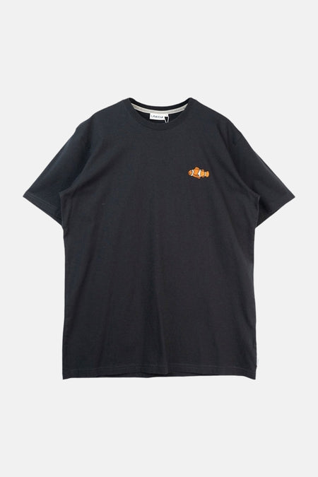 T-shirt noir à manches courtes de LAKOR, avec un poisson-clown orange brodé sur la poitrine.