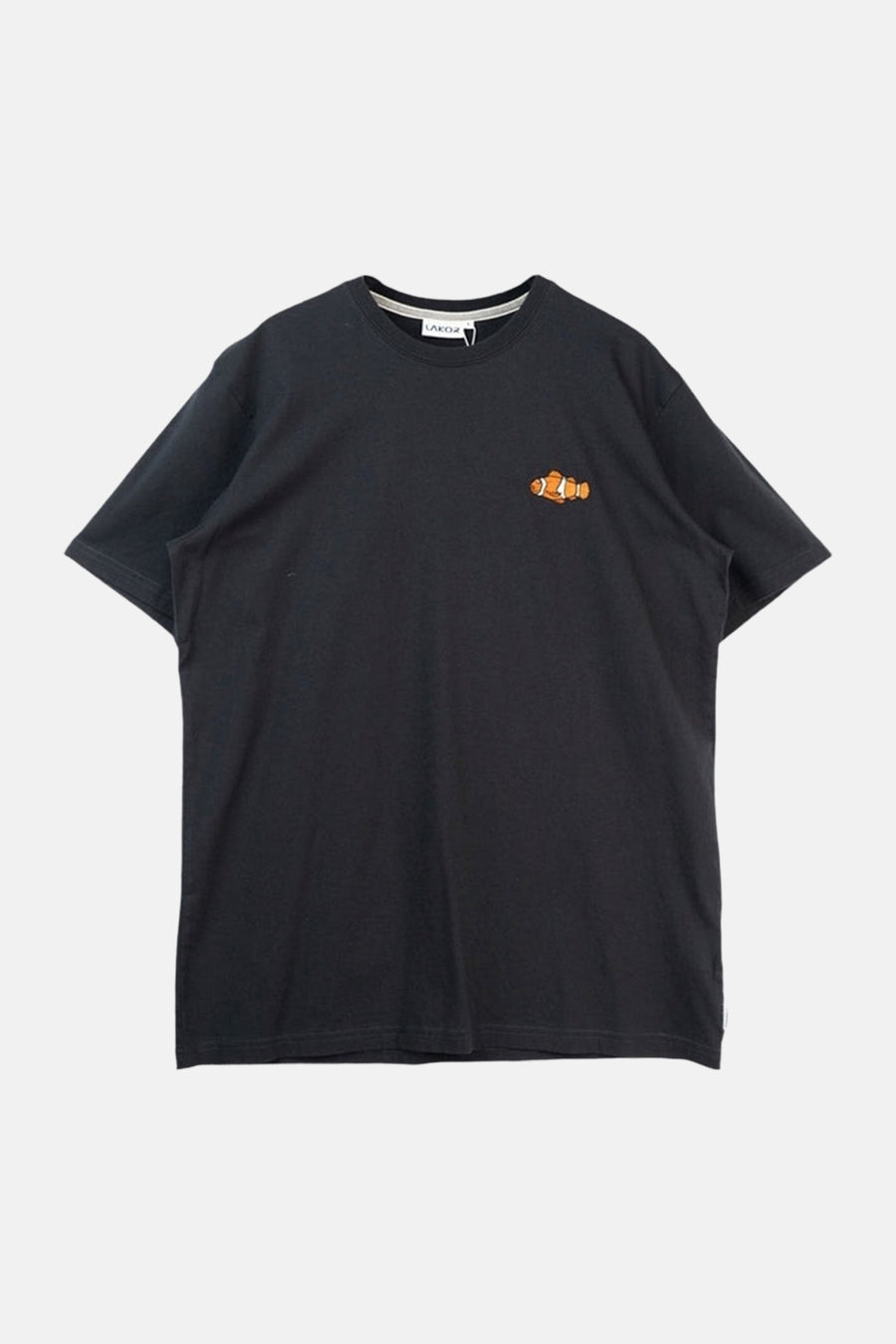 T-shirt noir à manches courtes de LAKOR, avec un poisson-clown orange brodé sur la poitrine.