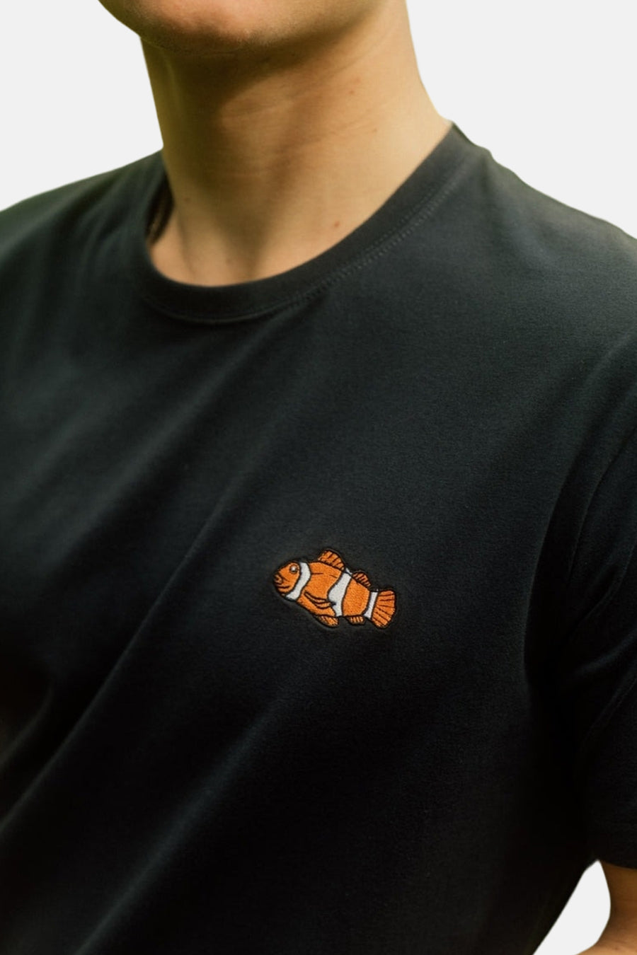 T-shirt noir à manches courtes de LAKOR, avec poisson-clown brodé sur la poitrine.