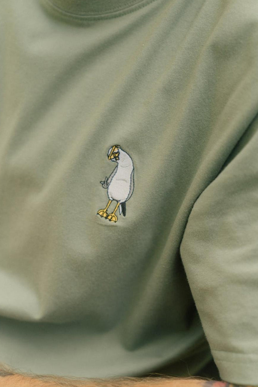 T-shirt vert à manches courtes de LAKOR, avec motif d'oiseau brodé sur la poitrine.