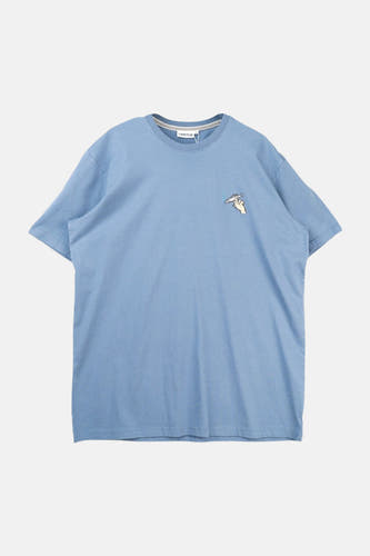 T-shirt bleu à manches courtes de LAKOR, avec broderie d'une main et d'un poisson.