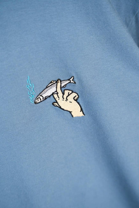 T-shirt bleu à manches courtes de LAKOR, avec une main brodée tenant un poisson fumant.