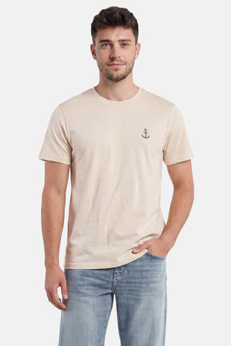 Ecru T-shirt van LAKOR met klein grijs ankerlogo op de borst, gedragen door een man in spijkerbroek.
