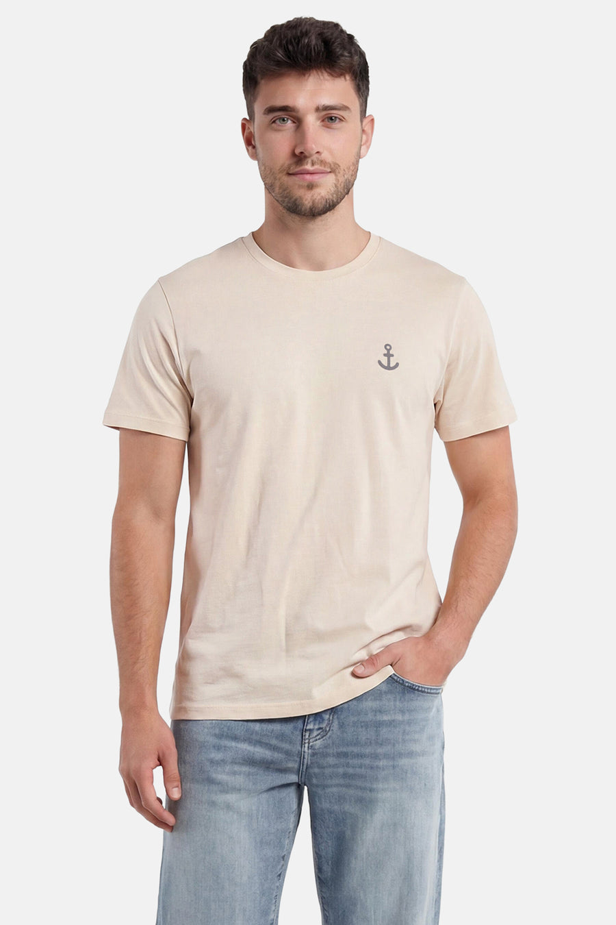 Ecru T-shirt van LAKOR met klein grijs ankerlogo op de borst, gedragen door een man in spijkerbroek.