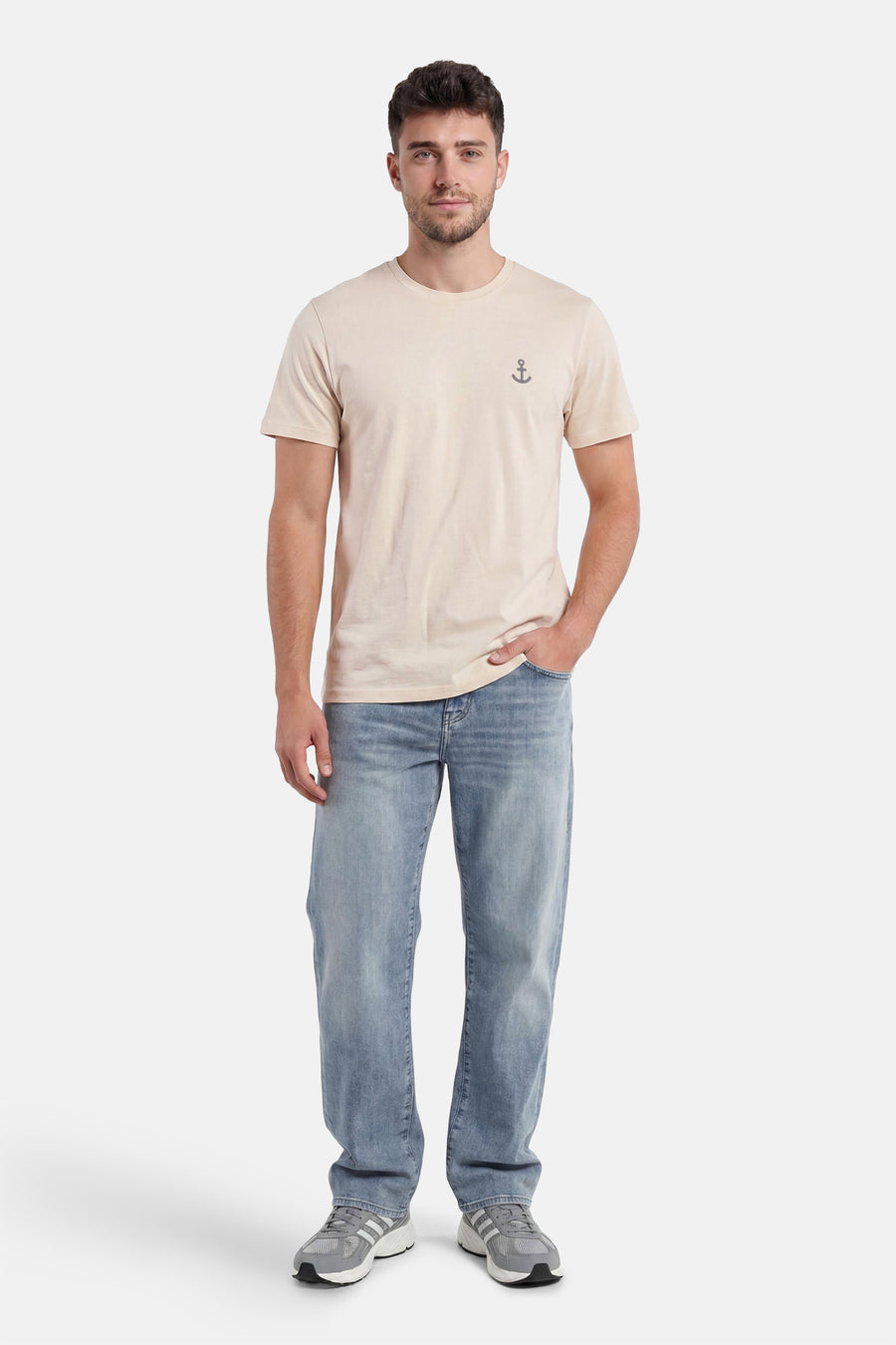 T-shirt écru à manches courtes de LAKOR avec un imprimé ancre gris foncé sur la poitrine, porté par un homme.