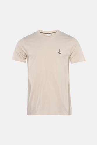 T-shirt écru de LAKOR avec col rond, manches courtes, logo ancre gris et intérieur de col rayé.
