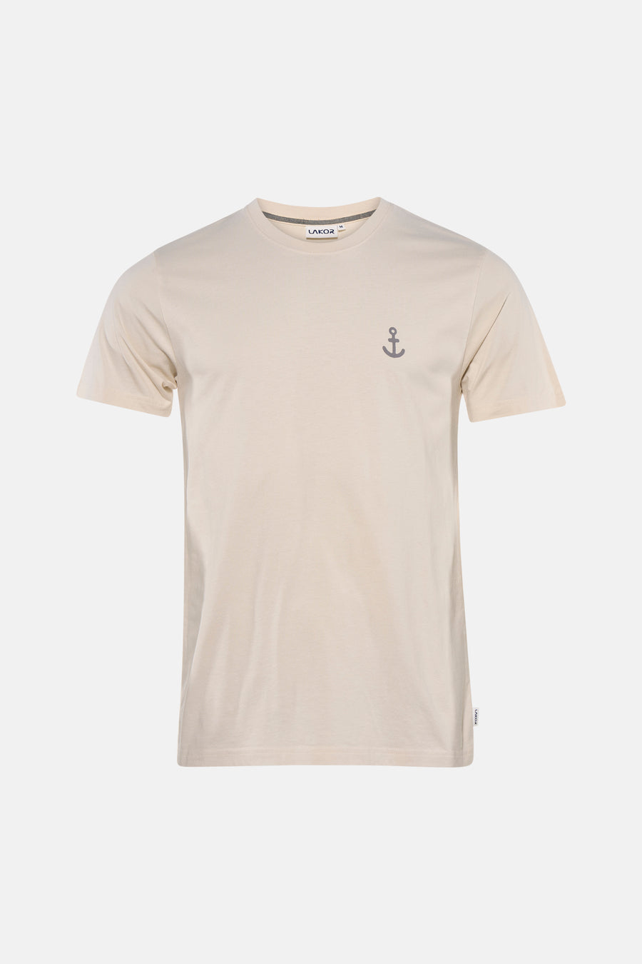 T-shirt écru de LAKOR avec col rond, manches courtes, logo ancre gris et intérieur de col rayé.