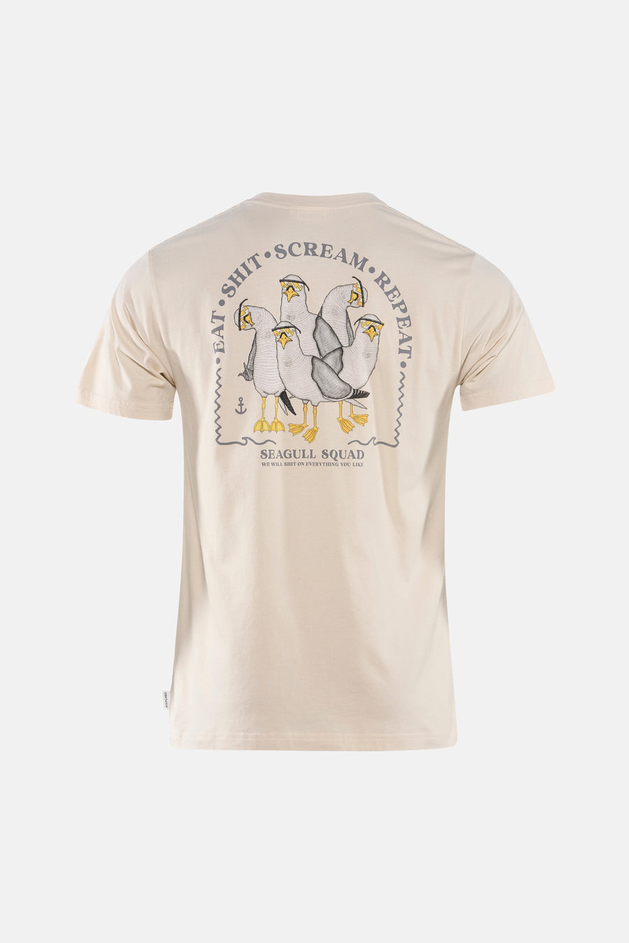 T-shirt écru de LAKOR avec un grand imprimé au dos de cinq mouettes et le texte 'EAT SHIT SCREAM REPEAT'.