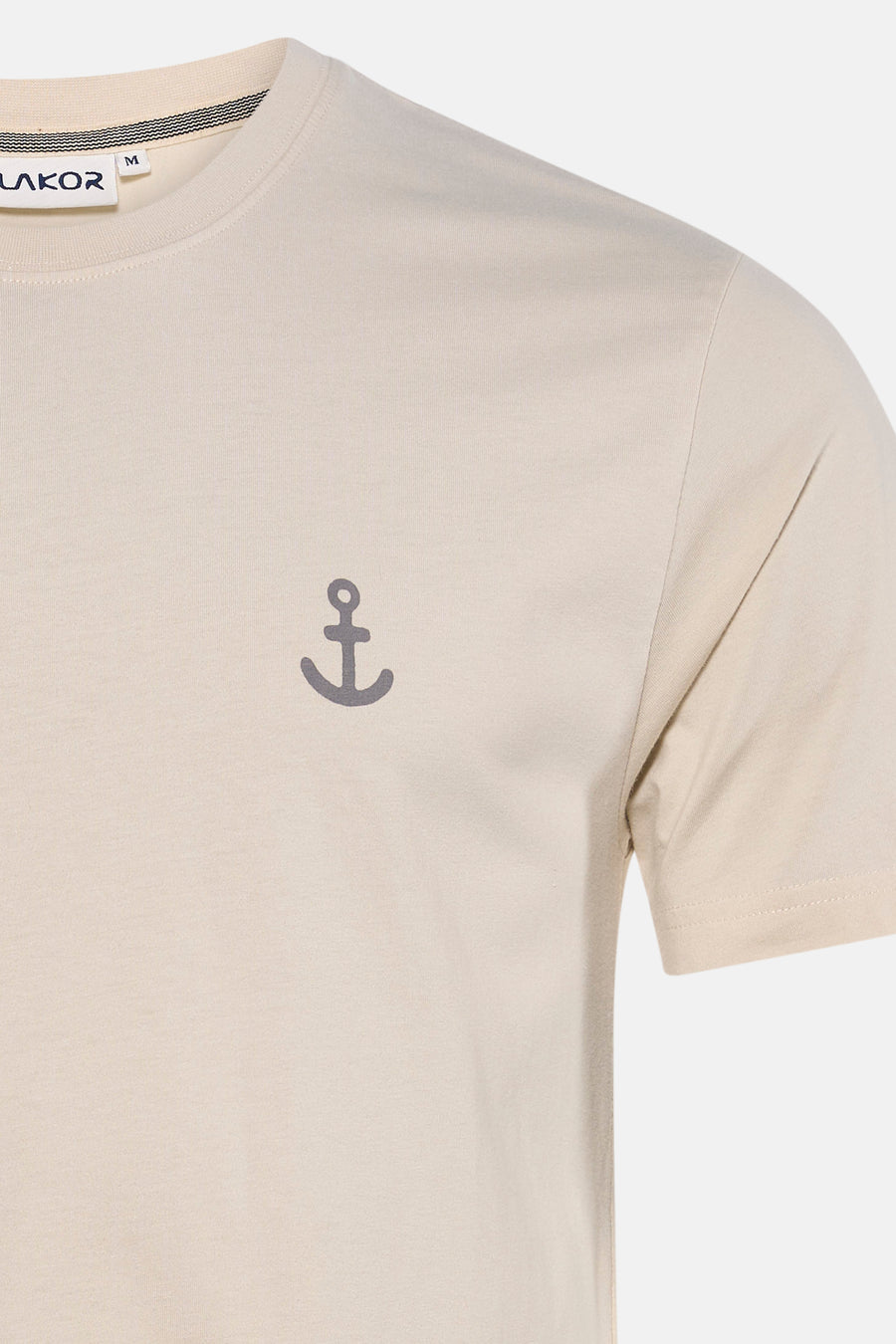 T-shirt écru de LAKOR avec petit imprimé ancre grise, col rond côtelé et bande de cou rayée.