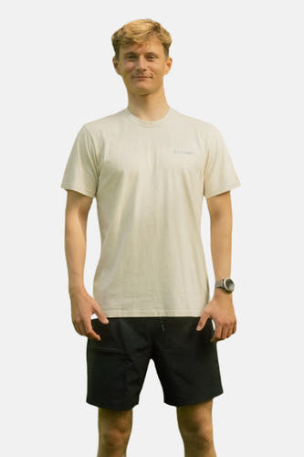 T-shirt écru de LAKOR, à manches courtes et avec un petit imprimé texte sur la poitrine.