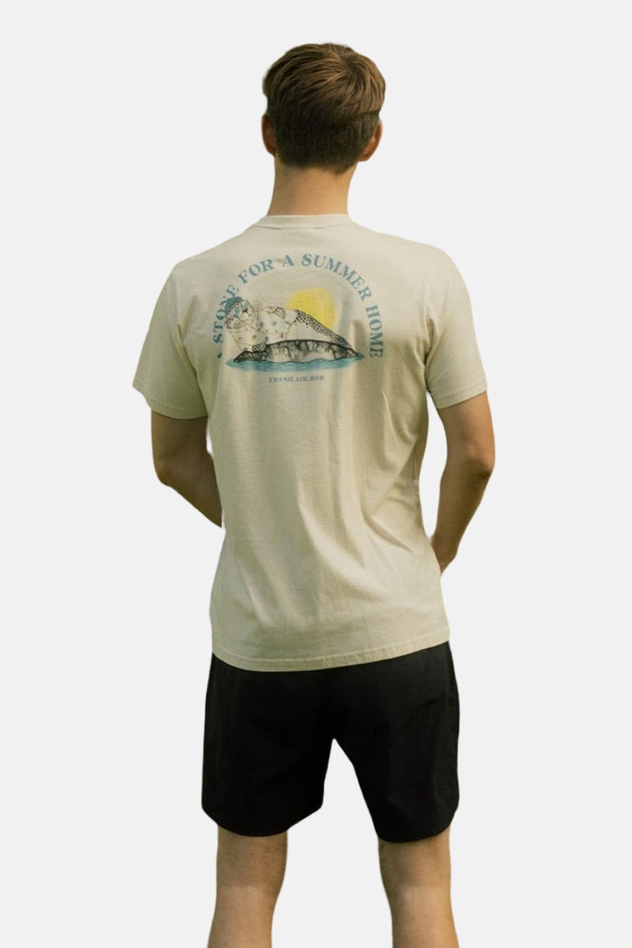 T-shirt écru de LAKOR, avec imprimé au dos et porté avec un short noir, vu de dos.