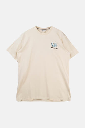 T-shirt écru de LAKOR avec un imprimé corail bleu et le texte "Explore Above & Below".