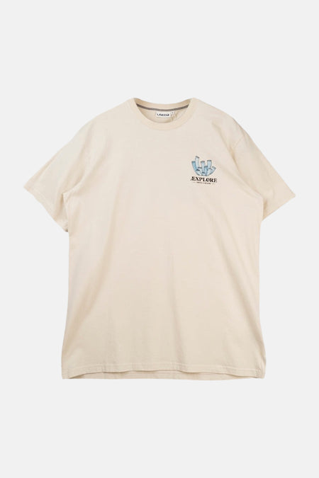 T-shirt écru de LAKOR avec un imprimé corail bleu et le texte "Explore Above & Below".