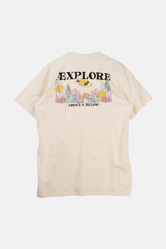 T-shirt écru à manches courtes de LAKOR avec un imprimé graphique de paysage marin au dos.