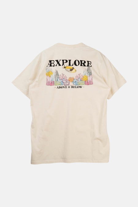T-shirt écru à manches courtes de LAKOR avec un imprimé graphique de paysage marin au dos.