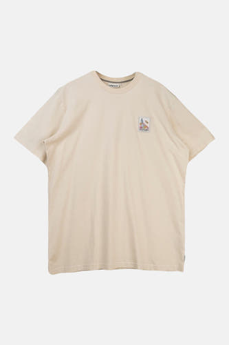 T-shirt écru à manches courtes de LAKOR, avec un petit imprimé sur la poitrine.