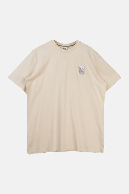 T-shirt écru à manches courtes de LAKOR, avec un petit imprimé sur la poitrine.