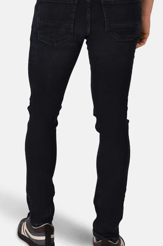 Jean slim fit en denim bleu noir de Lee Cooper, vue arrière avec poches et chaussures.