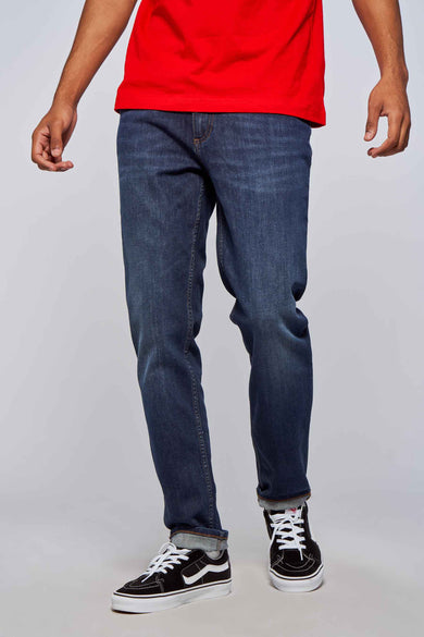 Jean droit bleu marine de Lee Cooper, arrière, porté avec des baskets noires et un t-shirt rouge.