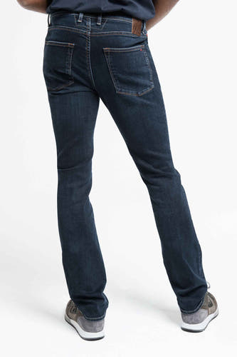 Jean bleu marine droit de Lee Cooper, vu de l'arrière avec des boutons et des chaussures décontractées.