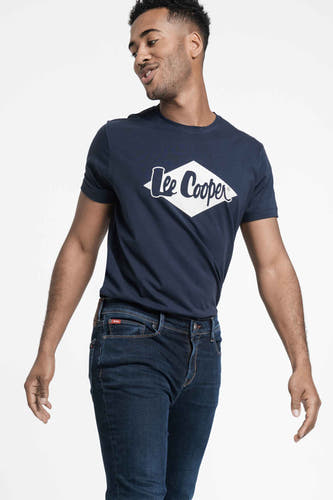 Jean bleu marine droit de Lee Cooper, associé à un t-shirt bleu marine avec logo.