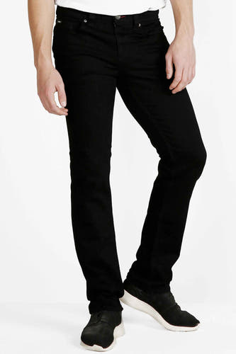Jean droit noir de Lee Cooper®, porté avec des chaussures sombres, sur un fond blanc.
